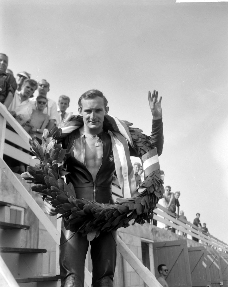 Huldiging Mike Hailwood met krans winnaar 500cc, Bestanddeelnr 916-5926