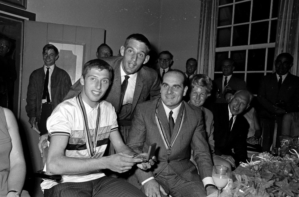 Huldiging Piet de Wit in Wormer. Hier samen met Noppi Koch in auto, Bestanddeelnr 920-6447