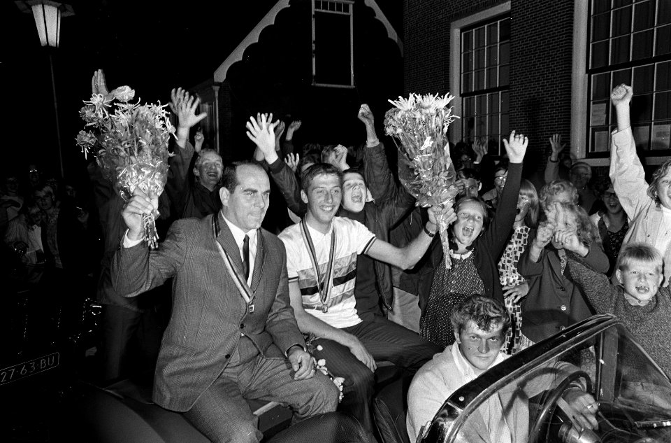 Huldiging Piet de Wit in Wormer. Hier samen met Noppi Koch in auto, Bestanddeelnr 920-6446
