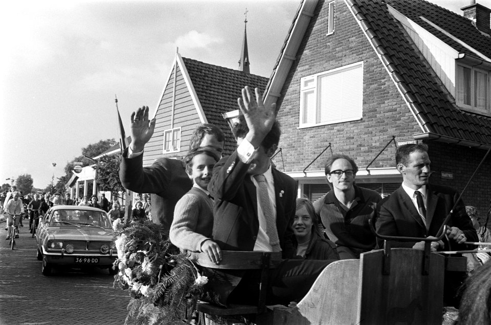 Huldiging Paul Lodewijkx in Nederhorst Den Berg . Links Lodewijkx, naast hem ont, Bestanddeelnr 921-4963