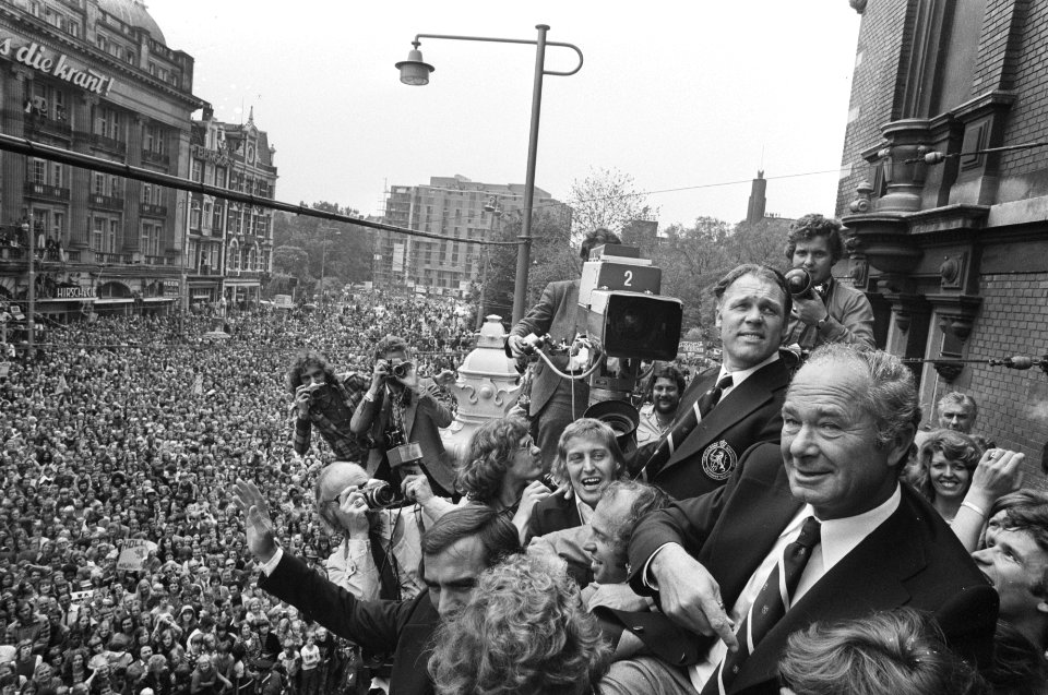 Huldiging op Leidseplein in Amsterdam op het balkon van Stadsschouwburg, Rinus , Bestanddeelnr 927-3141