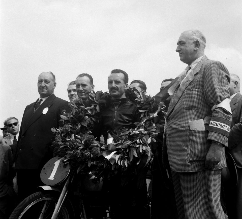 Huldiging. Gianni Leoni (winnaar 125 cc ), Bestanddeelnr 904-6718
