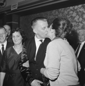 Hulde voor de kampioen Herman Popeijus , mevrouw Popeiju veegt hem zijn voorhoof, Bestanddeelnr 914-8614