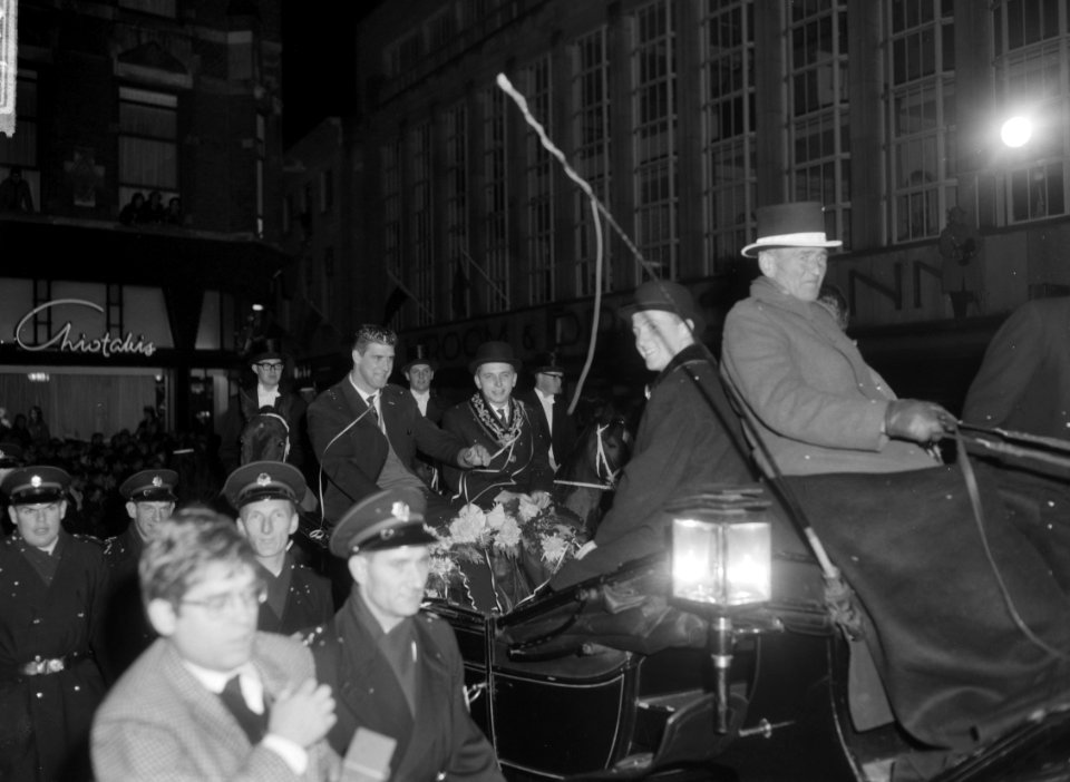 Huldiging Anton Geesink op stadhuis te Utrecht, de aankomst stadhuis, Bestanddeelnr 917-1025