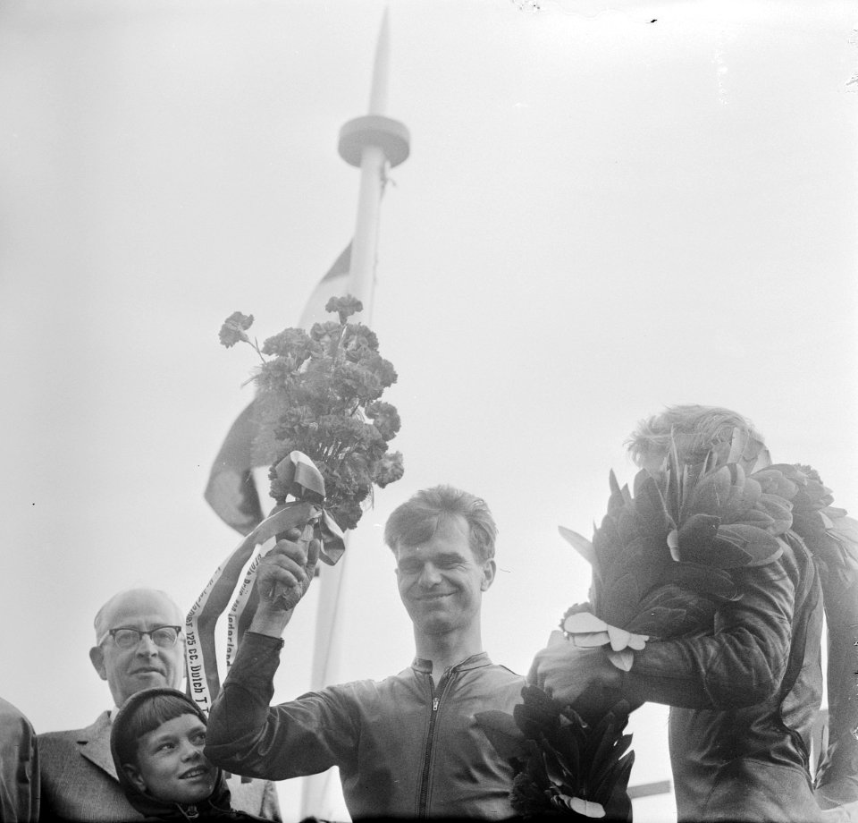 Huldiging 125cc. Cees van Dongen, beste Nederlander (8e) met bloemen. Rechts win, Bestanddeelnr 919-2880