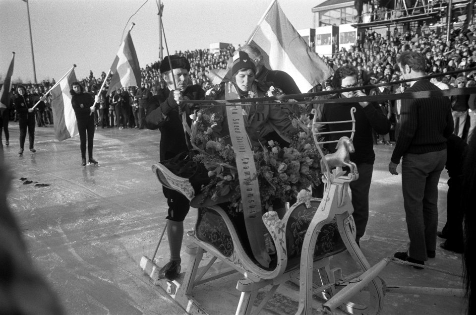 Huldiging Atje Keulen Deelstra de kampioene in een door een paard getrokken sle, Bestanddeelnr 927-0244