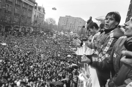 Huldiging Ajax op balkon Stadsschouwburg, Leidsplein Marco van Basten met beker, Bestanddeelnr 933-9801