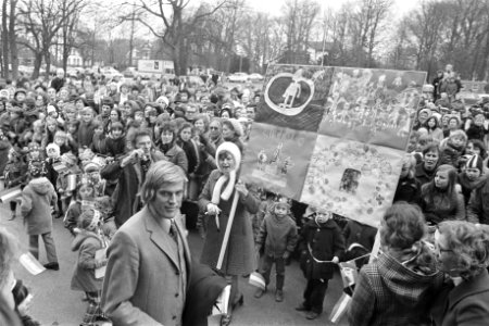 Huldiging Ard Schenk in Anna Paulowna Schenk bij het publiek (ook spandoek), Bestanddeelnr 925-4480