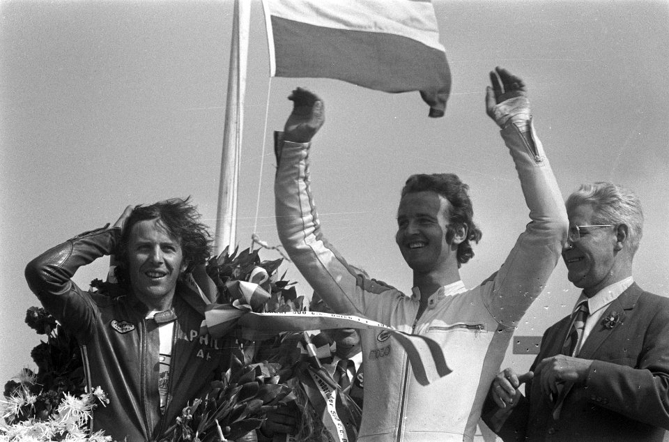 Huldiging 500cc. Phil Read (links, winnaar) en Wil Hartog (4e) met bloemen, Bestanddeelnr 926-5037
