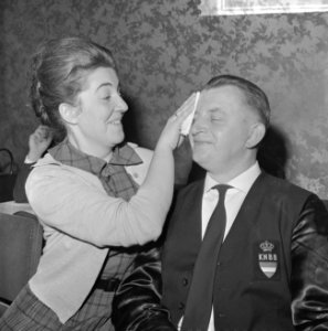 Hulde voor de kampioen Herman Popeijus , mevrouw Popeiju veegt hem zijn voorhoof, Bestanddeelnr 914-8612