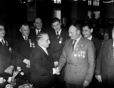 Huldiging bemanning Neeltje Jacoba te IJmuiden, Bestanddeelnr 904-4002