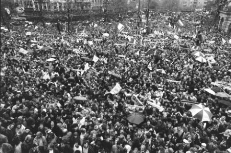 Huldiging Ajax op balkon Stadsschouwburg, Leidsplein mensenmassa, Bestanddeelnr 933-9805