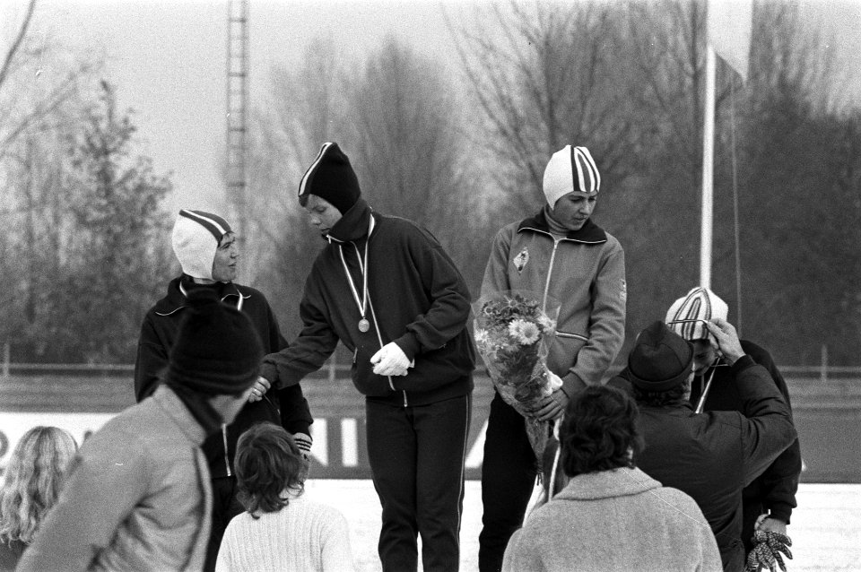 Huldiging dames Vlnr Stien Baas-Kaiser, Elly van den Brom , Dianne Holum, W…, Bestanddeelnr 925-1611