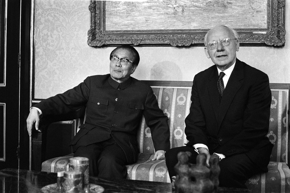 Huang Hua (l) met Vondeling, Bestanddeelnr 929-7645