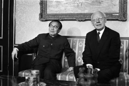 Huang Hua (l) met Vondeling, Bestanddeelnr 929-7645