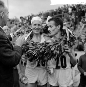 Huldiging marathon. Links de winnaar Varlav Chudomel , rechts Jurgen Wedeki, Bestanddeelnr 915-3547
