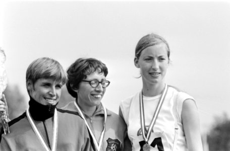 Huldiging 800 m dames, v.l.n.r. Ilja Keizer Laman (2e), Maria Gommers (1e), A. , Bestanddeelnr 922-6810