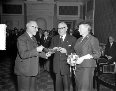 Huldiging dr. Kortenhorst ( 70 jaar ). Aanbieding schilderij, Bestanddeelnr 908-1385