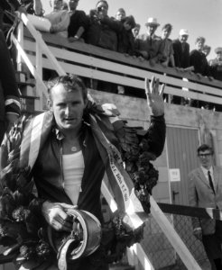 Huldiging. Mike Hailwood winnaar van de 500cc klasse met krans, Bestanddeelnr 917-9046