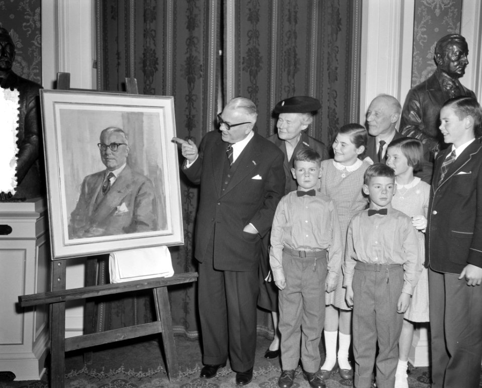 Huldiging dr. Kortenhorst ( 70 jaar ). Aanbieding schilderij, Bestanddeelnr 908-1382
