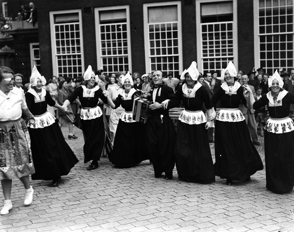 Huldebetoon van de Nederlandse Vrouwen voor prinses Juliana op het Binnenhof in , Bestanddeelnr 900-0097