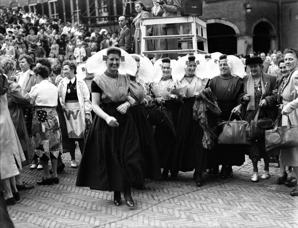 Huldebetoon van de Nederlandse Vrouwen voor prinses Juliana op het Binnenhof in , Bestanddeelnr 900-0093