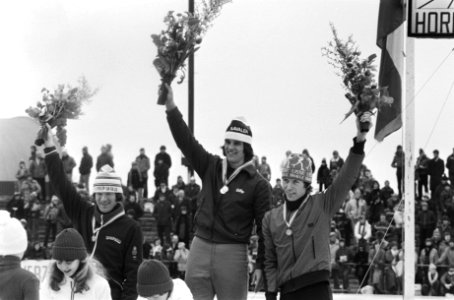 Huldiging 1500 meter, van links naar rechts Hans van Helden (tweede), Eric Heide, Bestanddeelnr 930-1378