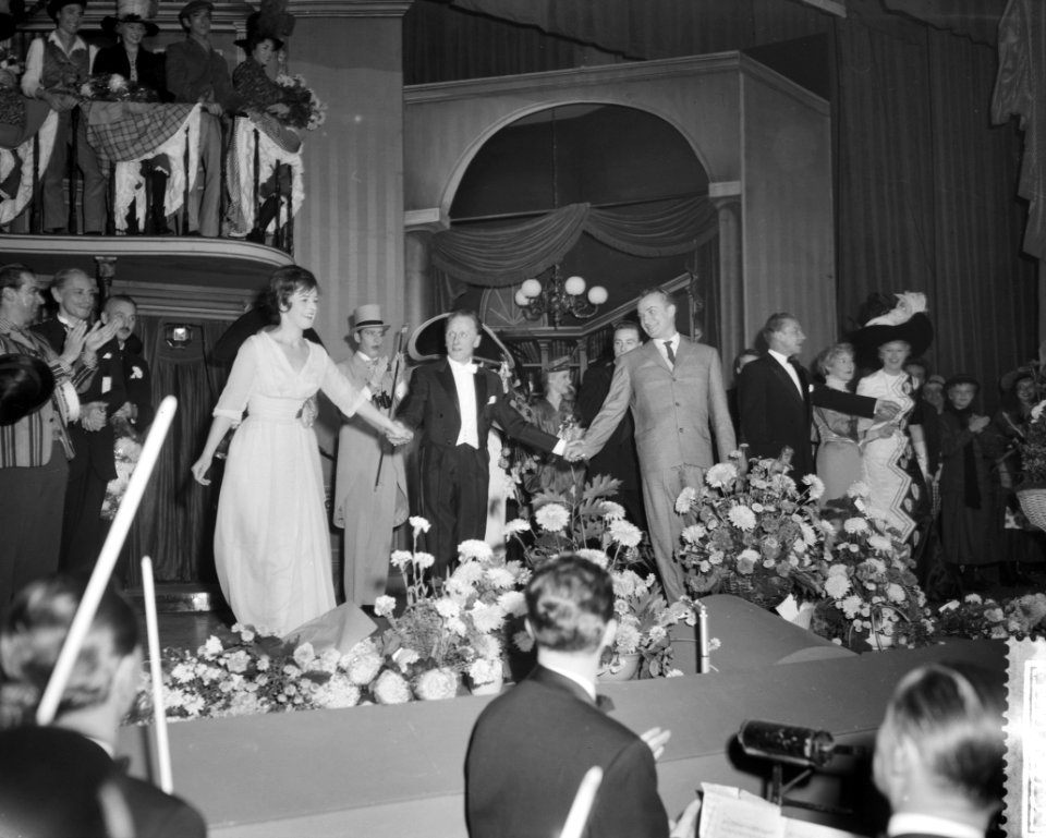 Huldiging spelers My fair lady na premier te Rotterdam vlnr Margriet de Gr, Bestanddeelnr 911-6395