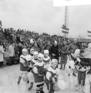 Huldiging schaatsploeg op Jaap Edenbaan te Amsterdam, Bestanddeelnr 918-9097