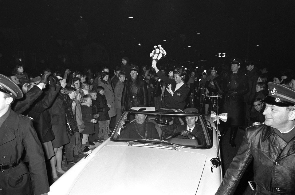 Huldiging Ans Schut te Apeldoorn, in open auto reed Ans Schut door haar woonplaa, Bestanddeelnr 921-0975