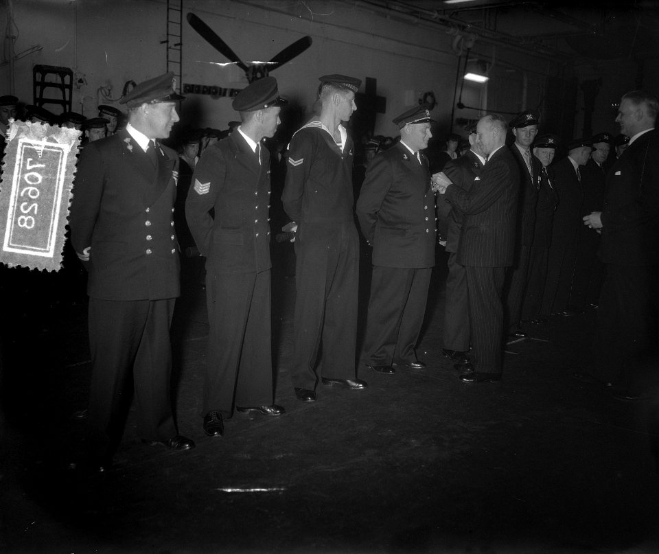 Huldiging redders Gott aan boord Hr. Ms. Karel Doorman, Bestanddeelnr 907-0628