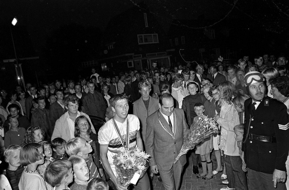 Huldiging Piet de Wit in Wormer. Hier samen met Noppi Koch in auto, Bestanddeelnr 920-6448