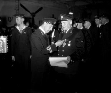 Huldiging redders Gott aan boord Hr. Ms. Karel Doorman, Bestanddeelnr 907-0631