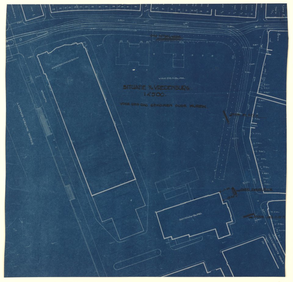 HUA-214384-Plattegrond van het Vredenburg met bebouwing te Utrecht; met aanduiding van de bij de aanleg van een nieuwe riolering aangetroffen muurresten van het 