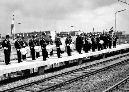 HUA-171882-Afbeelding van het N.S.-harmonieorkest tijdens de opening van het nieuwe N.S.-station Vlaardingen West te Vlaardingen