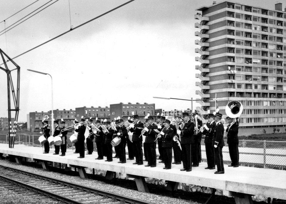HUA-171881-Afbeelding van het N.S.-harmonieorkest tijdens de opening van het nieuwe N.S.-station Vlaardingen West te Vlaardingen