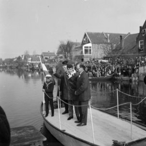 Huldiging Kees Verkerk in Puttershoek, Verkerk op bootje, Bestanddeelnr 918-9344