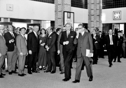 HUA-171906-Afbeelding van de aanwezigen bij de opening van de vernieuwde hal van het N.S.-station Leeuwarden te Leeuwarden, met vooraan burgemeester J.S. Brandsma en rechts van hem J.A. Muetstege (chef exploitat