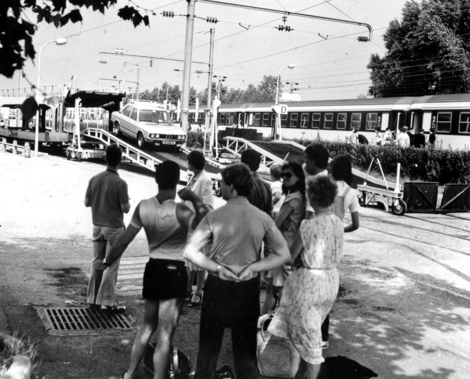 HUA-171941-Afbeelding van een autoslaaptrein uit Nederland na aankomst te Fréjus (Zuid-Frankrijk)