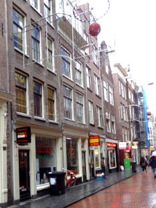Huis met gevel onder rechte lijst met consoles