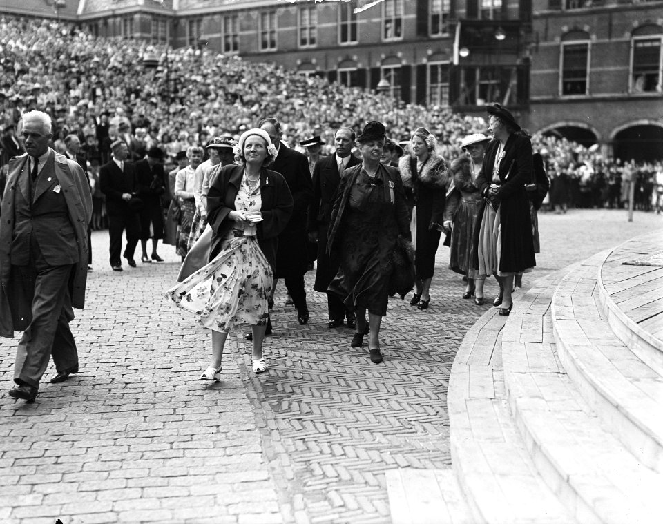 Huldebetoon van de Nederlandse Vrouwen voor prinses Juliana op het Binnenhof in , Bestanddeelnr 900-0091