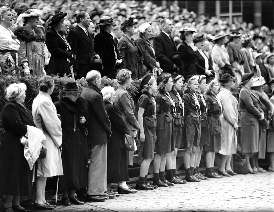 Huldebetoon van de Nederlandse Vrouwen voor prinses Juliana op het Binnenhof in , Bestanddeelnr 900-0096