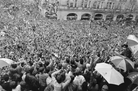 Huldiging Ajax op balkon Stadsschouwburg, Leidsplein mensenmassa, Bestanddeelnr 933-9804