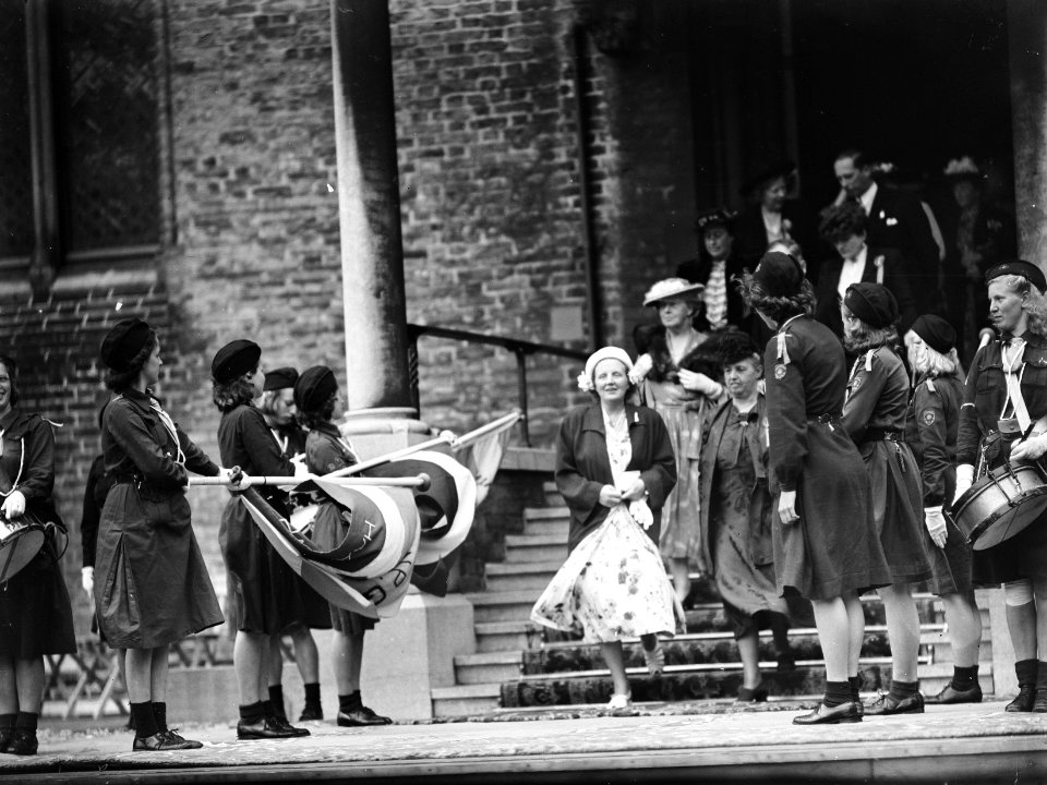 Huldebetoon van de Nederlandse Vrouwen voor prinses Juliana op het Binnenhof in , Bestanddeelnr 900-0095