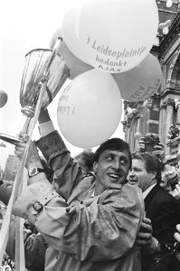 Huldiging Ajax op balkon Stadsschouwburg, Leidsplein Johan Cruijff met beker, Bestanddeelnr 933-9800
