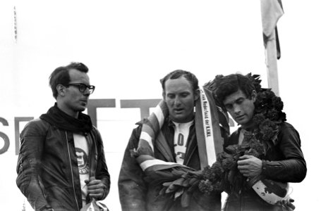 Huldiging 500cc. Mike Hailwood en Giacomo Agostini samen in een krans. Links Ber, Bestanddeelnr 920-4319