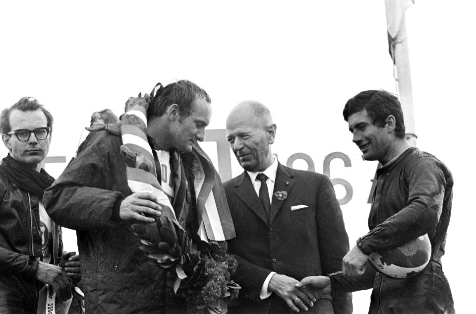 Huldiging 500cc. Mike Hailwood (met krans) en Giacomo Agostini. Links Bert Ooste, Bestanddeelnr 920-4325