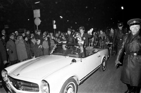 Huldiging Ans Schut te Apeldoorn, in open auto reed Ans Schut door haar woonplaa, Bestanddeelnr 921-0974