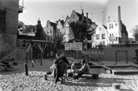 Huizen in Jordaan Amsterdam, protestbord in Noorderspeeltuin, Bestanddeelnr 925-0197