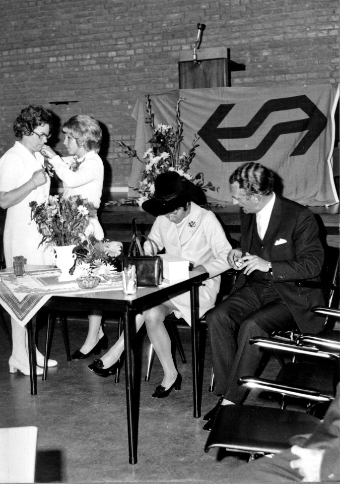 HUA-171919-Afbeelding van de feestelijke bijeenkomst in het Ontmoetingscentrum te Nieuwerkerk aan de IJssel na de officiële opening van het nieuwe N.S.-station Nieuwerkerk aan de IJssel, met rechts burgemeester 